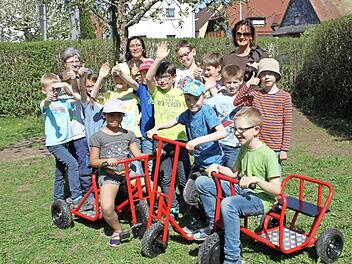 Die Kinder in Pretzfeld freuen sich zusammen mit (hinten von links) Heidi Herold, Susanne Schmid und Katharina Hahn über die neuen Spielgeräte. Foto: Carmen Schwind
