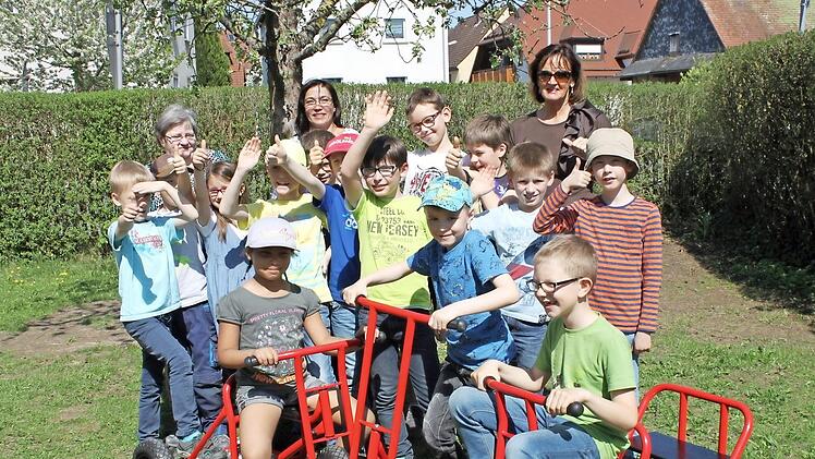 Die Kinder in Pretzfeld freuen sich zusammen mit (hinten von links) Heidi Herold, Susanne Schmid und Katharina Hahn über die neuen Spielgeräte. Foto: Carmen Schwind