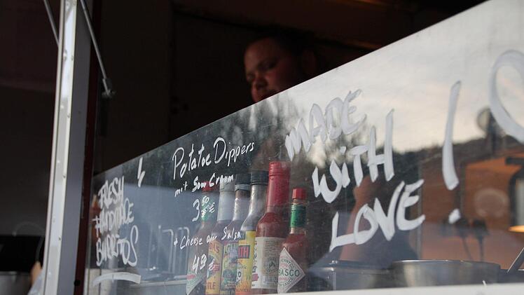 Bis in die Nacht feierte die Menge vor der Jugendbühne auf dem Sinnauplatz. Foto: Johanna Stumpner