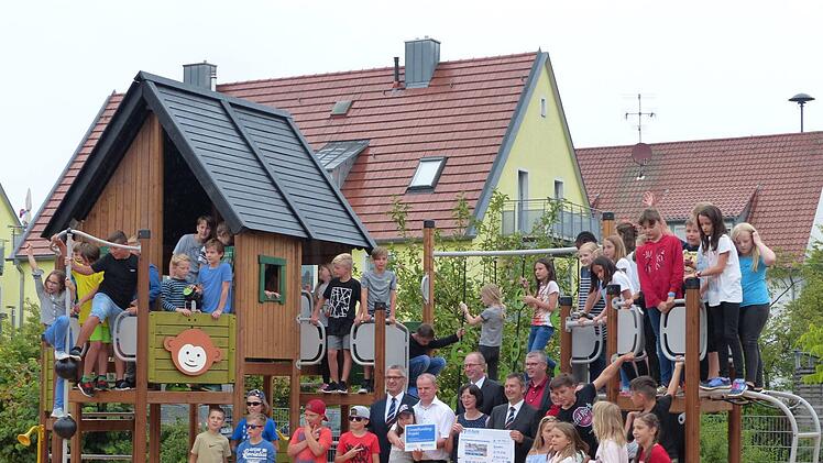 Das neue Klettergerüst in Baiersdorf wird eingeweiht. Foto: Pauline Lindner