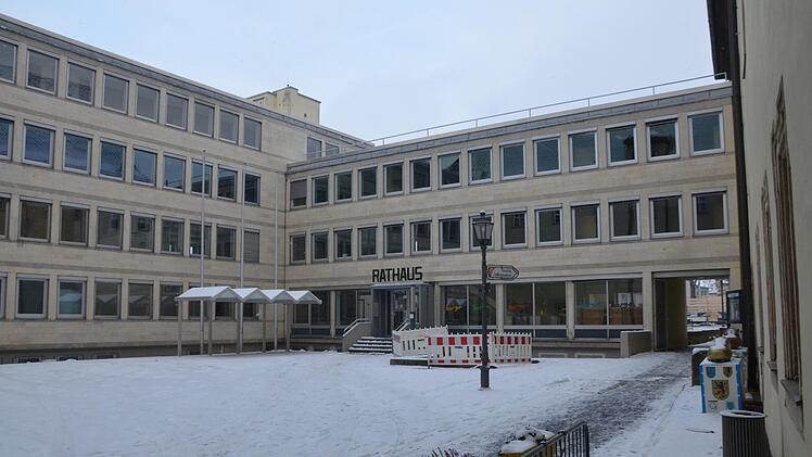 Das Rathaus steht leer. Am Donnerstag soll der Stadtrat die Abbrucharbeiten vergeben.  Foto: Bernhard Panzer