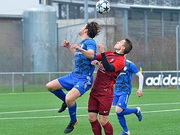 In einem umk&auml;mpften Spiel setzte sich Weisendorf (in Blau) gegen Buckenhofen durch. Foto: Picturedreams