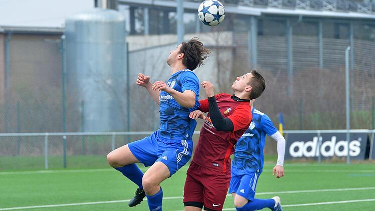 In einem umk&auml;mpften Spiel setzte sich Weisendorf (in Blau) gegen Buckenhofen durch. Foto: Picturedreams