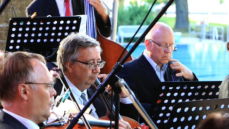 Stimmungsvolles Konzert vor großer Kulisse: Open-Air "Classic und Picknick" im Neustadter Freibad mit dem Orchester der Gesellschaft der Musikfreunde und dem Chor "Ziemlich beste Stimmen".Foto: Jochen Berger