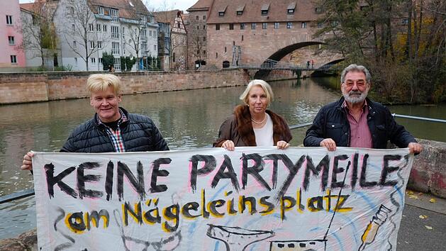 Stadtrat J&uuml;rgen D&ouml;rfler sowie  die Anwohner Gabriele Ankenbrand und Karlheinz Schr&ouml;del &uuml;ben Kritik an den Umbaupl&auml;nen f&uuml;r den N&auml;geleinsplatz in N&uuml;rnberg. Foto: Nikolas Pelke