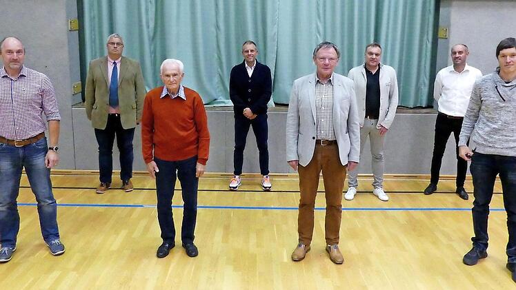 Der TSV Trebgast ehrte (vorne, von links) Thomas Hahn, Andreas Wehrfritz, Siegfried Küspert und Heiko Röder für langjährige Treue. Im Hintergrund Bürgermeister und Vorsitzende
