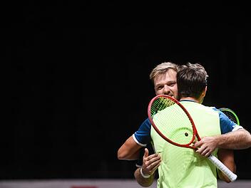 Wieder erfolgreich: Kevin Krawietz umarmt seinen Partner Andreas Mies. Beide stehen in Wien im Halbfinale. Foto: Jonas Güttler/dpa