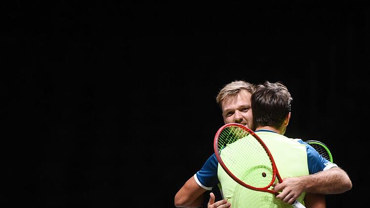 Wieder erfolgreich: Kevin Krawietz umarmt seinen Partner Andreas Mies. Beide stehen in Wien im Halbfinale. Foto: Jonas Güttler/dpa