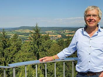 Bundestagskandidat Martin Pfeiffer blickt auf dem Patersbergturm zufrieden auf die Windräder der Region. Aber in anderen Regionen Bayerns gebe es noch  Nachholbedarf.  Foto: Christine Fischer