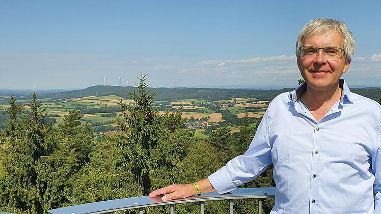 Bundestagskandidat Martin Pfeiffer blickt auf dem Patersbergturm zufrieden auf die Windräder der Region. Aber in anderen Regionen Bayerns gebe es noch  Nachholbedarf.  Foto: Christine Fischer
