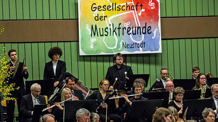 Impressionen vom Sinfoniekonzert mit dem Orchester der Gesellschaft der Musikfreunde Neustadt in der Mehrzweckhalle Heubischer StraßeFoto: Jochen Berger