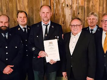Das Bild zeigt von links: Kommandant Johannes Seebe, Kreisbrandmeister Jonas Paulini, Günther Zeitler, stellvertretenden Landrat Dieter Schaar, Vorsitzenden Edwin Hartmann und Bürgermeister Harald Hübner