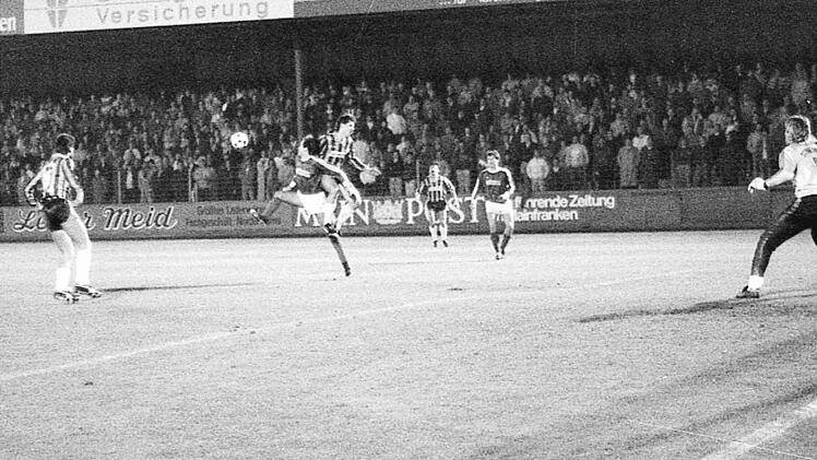 2600 Fans sehen den 3:2-Erfolg des SV Heidingsfeld (dunkle Hosen) &uuml;ber den FC Schweinfurt 05.