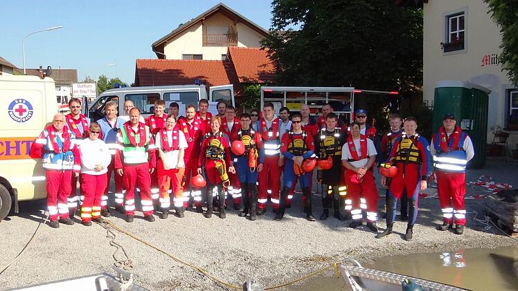 Die Einsatzkräfte des Wasserrettungszuges vor Ort.