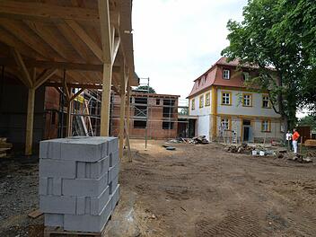 Von außen ist der alte Bruckertshof schon weitgehend saniert. Im niedrigeren Anbau entsteht das Hotel.  Foto: Ronald Rinklef