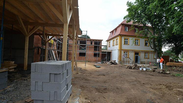 Von außen ist der alte Bruckertshof schon weitgehend saniert. Im niedrigeren Anbau entsteht das Hotel.  Foto: Ronald Rinklef