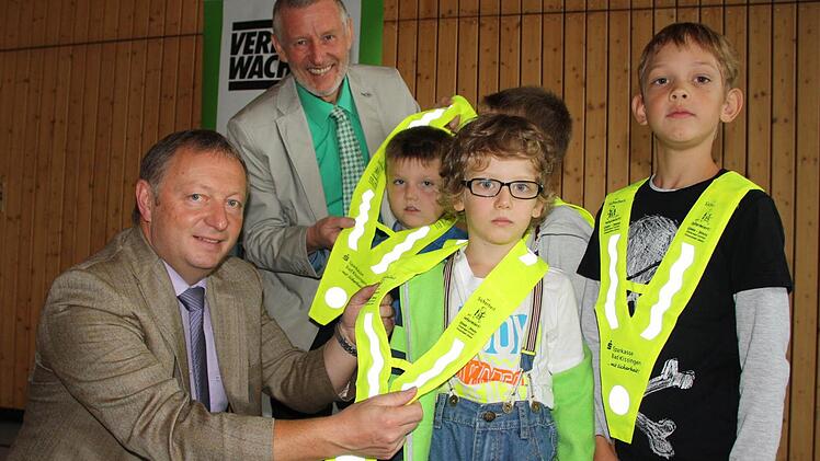 Landrat und Schirmherr Thomas Bold (links) sowie der Burkardrother Bürgermeister Waldemar Bug halfen ebenfalls beim Verteilen der Sicherheitsdreiecke an die Premicher Grundschüler.