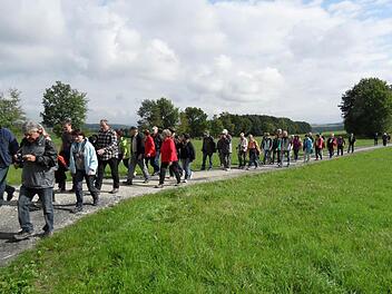 Über 350 Wanderlustige trafen sich am Samstag in Oberaurach zur mittlerweile 22. Herbstwanderung der "Fünf-Sterne"-Gemeinden. Rund um Dankenfeld führte die Tour durch den Steigerwald.  Fotos: sw