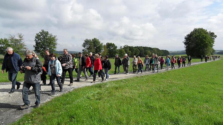 Über 350 Wanderlustige trafen sich am Samstag in Oberaurach zur mittlerweile 22. Herbstwanderung der "Fünf-Sterne"-Gemeinden. Rund um Dankenfeld führte die Tour durch den Steigerwald.  Fotos: sw