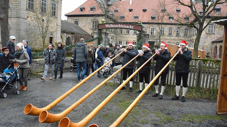 Die Pleichfelder Alphornbläser brachten mit ihren Instrumenten ein besonderes Flair in den Markt.  Foto: Schmidt