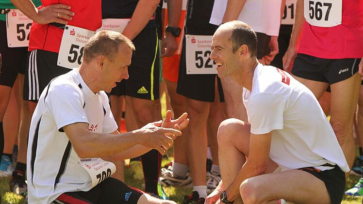 Die beiden Routiniers Bernd Dornberger (SV Altenschönbach) und Uli Pfuhlmann (rechts) schon in guter Stimmung bei der Vorbereitung auf ihren Lauf.