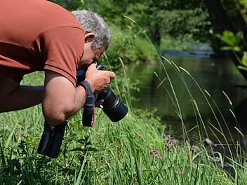 Schmetterlingsexperte Oskar Jungklaus "fängt" mit der Kamera.  Foto: Elisabeth Assmann