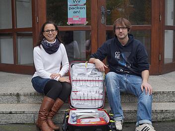 Anna-Lena Larbig und Florian Stoeck planen für die Gemeinde Motten eine Helfer-vor-Ort-Gruppe. Neben der persönlichen Qualifikation ist der Notfallkoffer in der Ausstattung mit dabei. Foto: Stephanie Elm