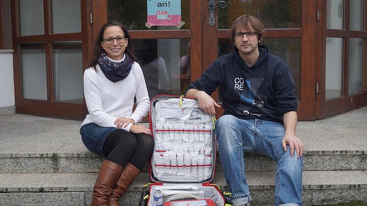 Anna-Lena Larbig und Florian Stoeck planen für die Gemeinde Motten eine Helfer-vor-Ort-Gruppe. Neben der persönlichen Qualifikation ist der Notfallkoffer in der Ausstattung mit dabei. Foto: Stephanie Elm