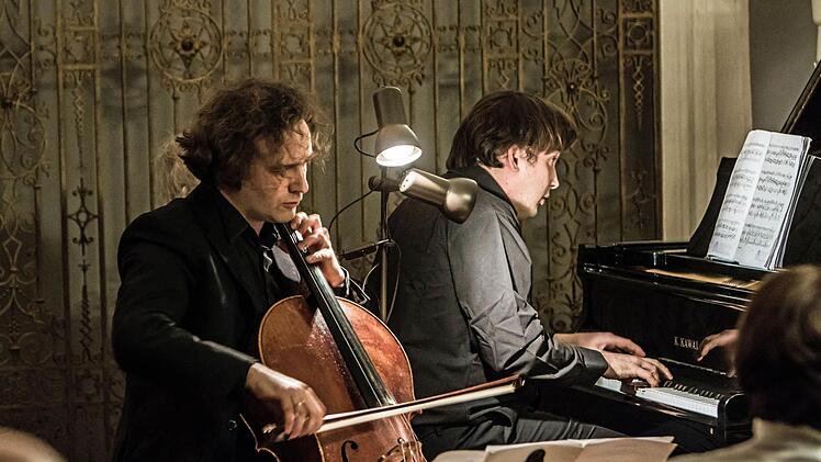 Julian Arp (Cello) und Caspar Frantz (Klavier) beeindruckten in Coburg mit ihrem ausdrucksvollen Spiel. Foto: Jochen Berger
