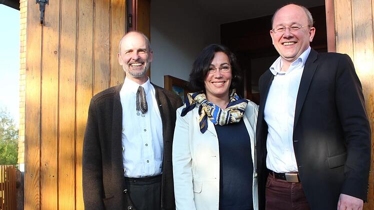 Pfarrer Armin Haas, Karola Helfrich und Stefan Helfrich freuen sich über die sehr gute Resonanz. Foto: Birgit Will