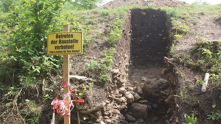 Aufschlussreich ist der Schnitt in die Böschung neben dem Weg: Im Versturz der einstigen Mauer fanden die Archäologen Nägel, Keramikscherben und Brandschutt des Holzgebäudes. Foto: Matthias Ein