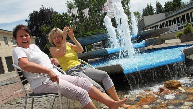 Puh, ganz sch&ouml;n k&uuml;hl! Raus dem warmen B&uuml;ro, rein ins k&uuml;hle Nass: Kerstin Titze (links) und Sigrid Burger von der Gesch&auml;ftsstelle der Mediengruppe Oberfranken g&ouml;nnen sich eine Pausen-Erfrischung. Foto: Jochen N&uuml;tzel