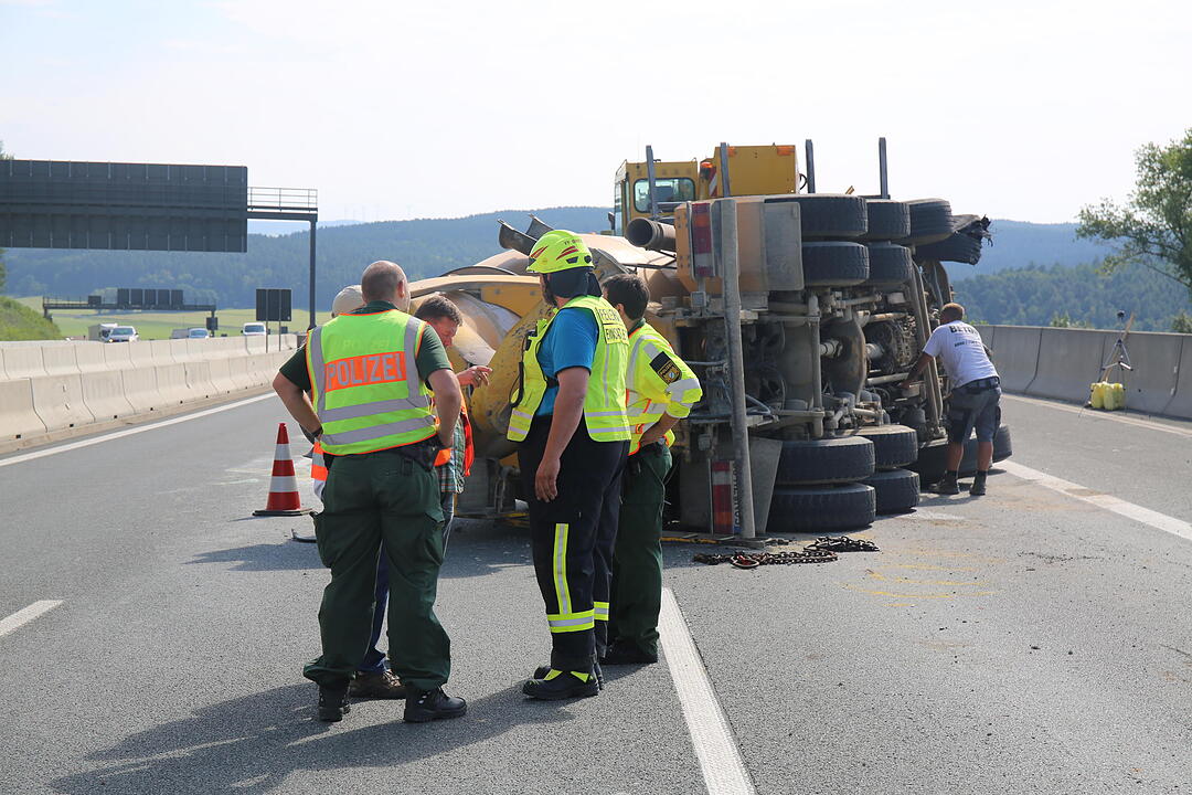 A9 bei Bindlach: Betonmischer stürzt nach Reifenplatzer um