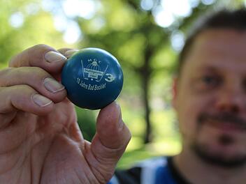 Diese Kugel wurde 1999 zum zehnjährigen Jubiläum des Bad Bockleter Minigolfclubs herausgegeben. Schon bald steht das nächste Jubiläum an. Foto: Kathrin Kupka-Hahn