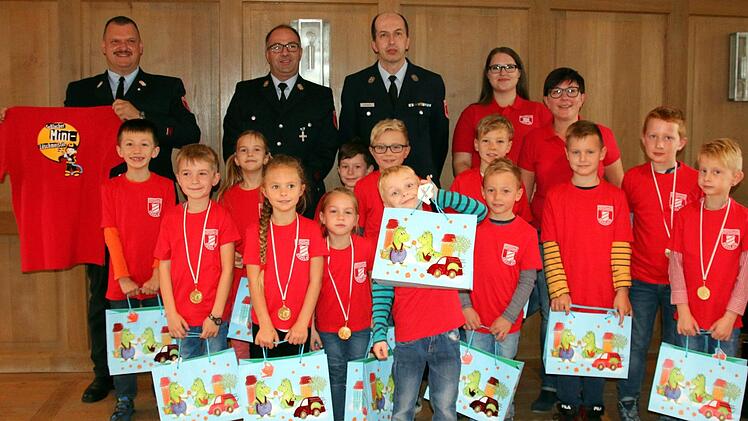 Seßlach hat jetzt seine eigene Kinderfeuerwehr: Am vergangenen Samstag hob die Freiwillige Feuerwehr in der Alten Schule die "Mini-Löschmeister" aus der Taufe. Nach den Dietersdorfer "Florianskäfern" ist es die zweite Initiative im Stadtgebiet, um bereits die Sechs- bis Zwölfjährigen an den Feuerwehrdienst heranzuführen. In Seßlach kümmern sich die Betreuer Frank Böhm, Heiko Kretschmer, Elmar Butterhof, Kerstin Böhm und Katrin Kretschmer (hinten, von links) um den Nachwuchs. Foto: Bettina Knauth