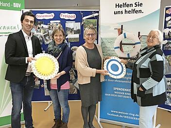 Michael Sandner, Leiter Sonnenhaus, stellvertretende Kreisbäuerin Christine Werner, Kreisbäuerin Rosi Kraus und Monika Vieth, Außenstellenleiterin des Weißen Rings, bei der Spendenübergabe Foto: BBV