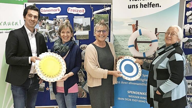 Michael Sandner, Leiter Sonnenhaus, stellvertretende Kreisbäuerin Christine Werner, Kreisbäuerin Rosi Kraus und Monika Vieth, Außenstellenleiterin des Weißen Rings, bei der Spendenübergabe Foto: BBV