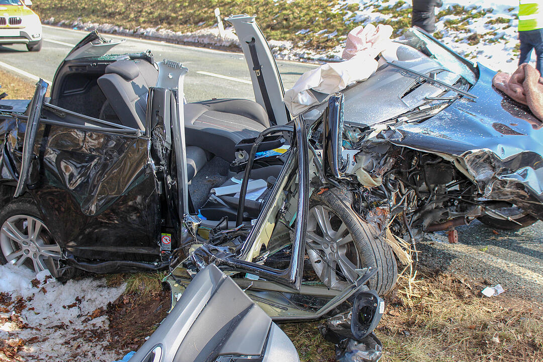 Autofahrer prallt im Kreis Fürth gegen Baum und stirbt
