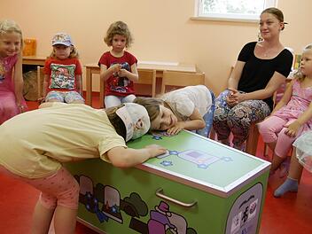 Nein, da hört man nichts, denn im Museumskoffer steckt lehrreiches Material und Utensilien zum Thema Tod und Trauer für Kinder.Manja von Nida