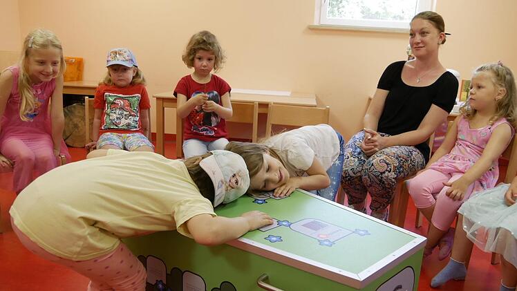 Nein, da hört man nichts, denn im Museumskoffer steckt lehrreiches Material und Utensilien zum Thema Tod und Trauer für Kinder.Manja von Nida