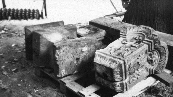 Die Einzelteile der eingelegten Sandsteinmarter waren durch tiefe Risse gespalten. Fotos: Archiv Roland Graf