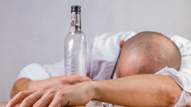 Die Person aus Schweinfurt hat sich im betrunkenen Zustand einen gef&auml;hrlichen  Schlafplatz ausgesucht: das Dach eines Firmengeb&auml;udes. Foto: pixabay