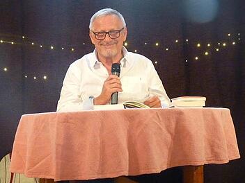 Der Autor und Liedermacher Konstantin Wecker las mit viel Selbsthumor, aber auch Spiritualität am Sonntag Abend in Loffeld.  Foto: Corinna Tübel