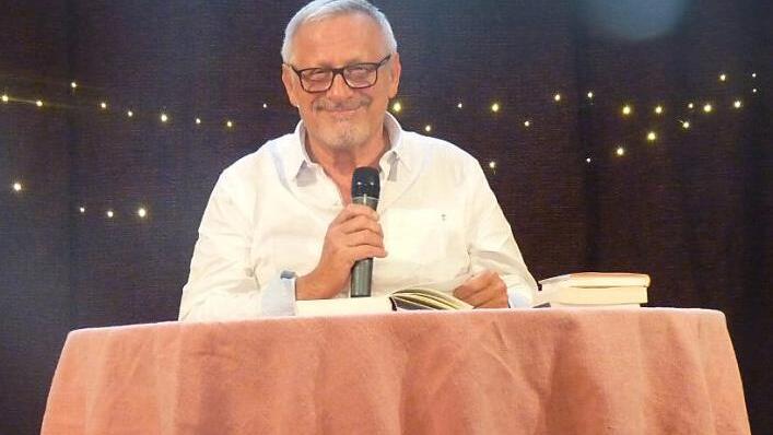 Der Autor und Liedermacher Konstantin Wecker las mit viel Selbsthumor, aber auch Spiritualität am Sonntag Abend in Loffeld.  Foto: Corinna Tübel