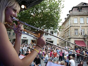Eine Posaunistin spielt mit ihrer Band beim Blues- und Jazzfestival in Bamberg auf dem Maxplatz. Aus aller Welt zieht es Bands und Musikbegeisterte zum zehntägigen Blues- und Jazzfestival nach Bamberg, das am 2. August 2019 beginnt. Foto: David-Wolfgang Ebener/dpa/Archiv