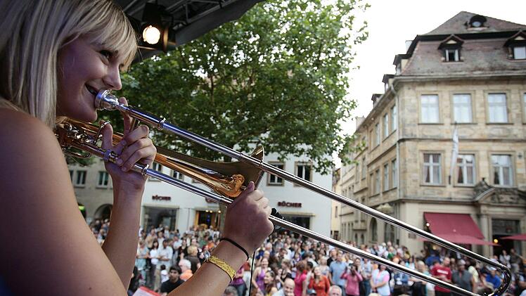 Eine Posaunistin spielt mit ihrer Band beim Blues- und Jazzfestival in Bamberg auf dem Maxplatz. Aus aller Welt zieht es Bands und Musikbegeisterte zum zehntägigen Blues- und Jazzfestival nach Bamberg, das am 2. August 2019 beginnt. Foto: David-Wolfgang Ebener/dpa/Archiv