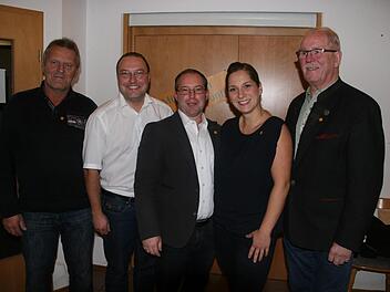 Die ersten vier der Gemeinderatsliste und ein Kreistagskandidat der Freien Wählergemeinschaft Oesdorf (v. l.): die drei amtierenden Gemeinderäte Eugen Gößwein, Martin Schmitt und  Peter Münch sowie  Anne Mauser und Richard J. Gügel Foto: Sylvia Hubele