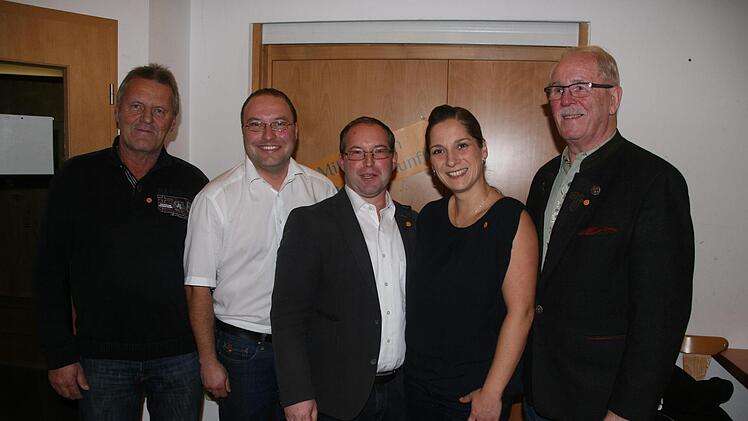 Die ersten vier der Gemeinderatsliste und ein Kreistagskandidat der Freien Wählergemeinschaft Oesdorf (v. l.): die drei amtierenden Gemeinderäte Eugen Gößwein, Martin Schmitt und  Peter Münch sowie  Anne Mauser und Richard J. Gügel Foto: Sylvia Hubele