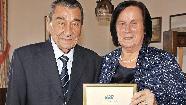 In Würdigung seiner großen Verdienste in 40 Jahren als Vorsitzender des VdK-Ortsverbands Sambach wurde Karl Neudecker zum Ehrenvorsitzenden ernannt. Die Urkunde übergab Kreisvorsitzende Erika Jäger.