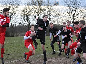 Angesichts der schwierigen Platzverh&auml;ltnisse waren hohe B&auml;lle in den Strafraum durchaus ein probates Mittel. Dennoch sahen die Fans nur einen Treffer. Den erzielte der TSV Rannungen (in rot) im Heimspiel gegen die SG Urspringen. Foto: ssp